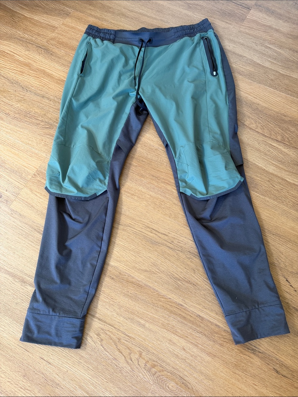 ON Men's Two-Tone Performance Pants - Green/Charcoal